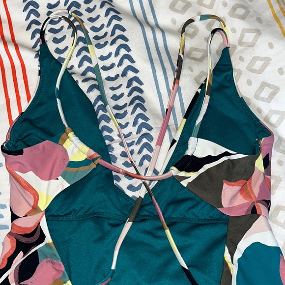 O’Neill small one piece bathing suit, floral pattern. - Picture 5 of 5